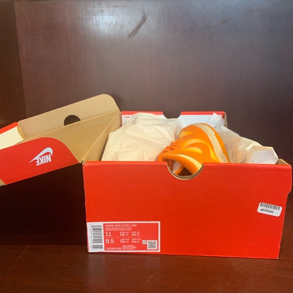 Women’s Nike Dunk Low size 11. Magma orange brand new with original box - Picture 3 of 10